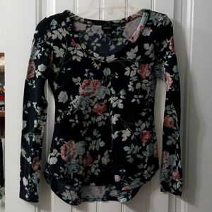 🖤💕  MOVING SALE!!!                       Rue 21 Rose Print Sweater